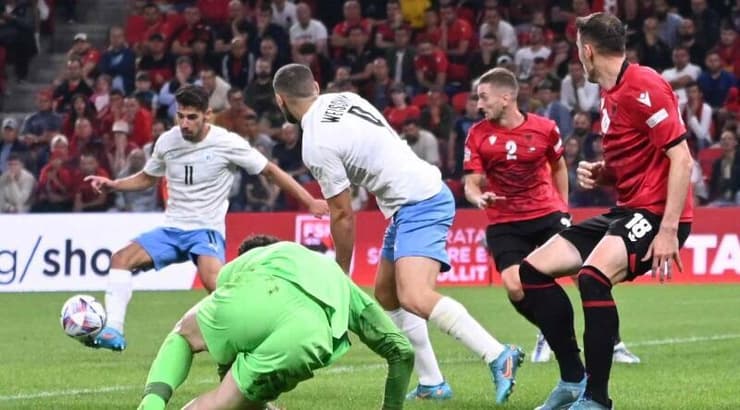 מנור סולומון מקבל את הכדור ברחבה