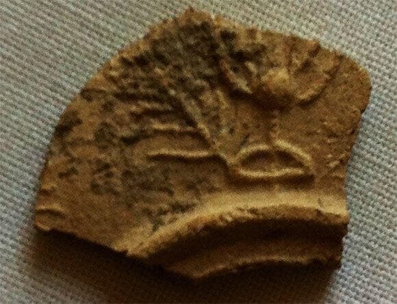 שבר של כלי חרס עם עיטורי מנורה ולולב. נמצא בחפירות ארכיאולוגיות בשיחין, מקום שהתפרסם בתעשיית הקדרות שלו בתקופת המשנה