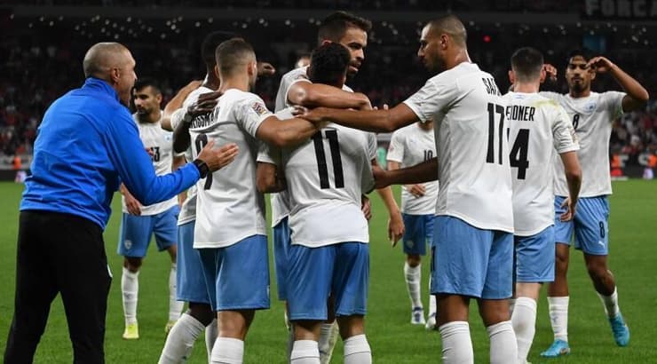 שחקני נבחרת ישראל חוגגים עם מנור סולומון