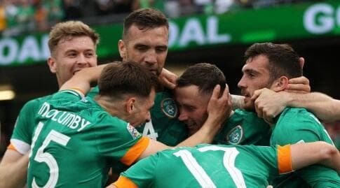 שחקני אירלנד חוגגים