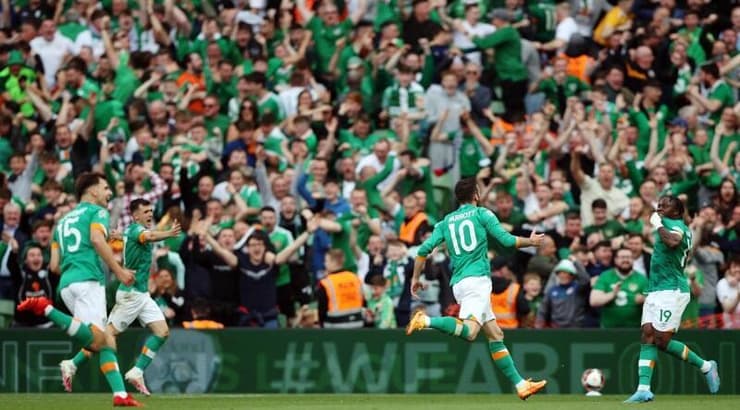 שחקני אירלנד חוגגים