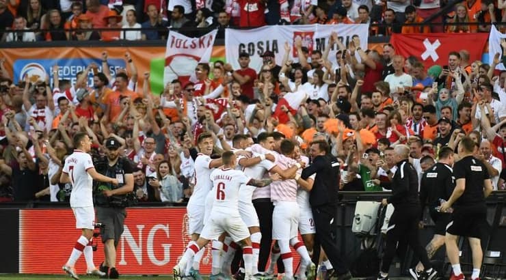 שחקני נבחרת פולין חוגגים (רויטרס) שחקני נבחרת פולין חוגגים