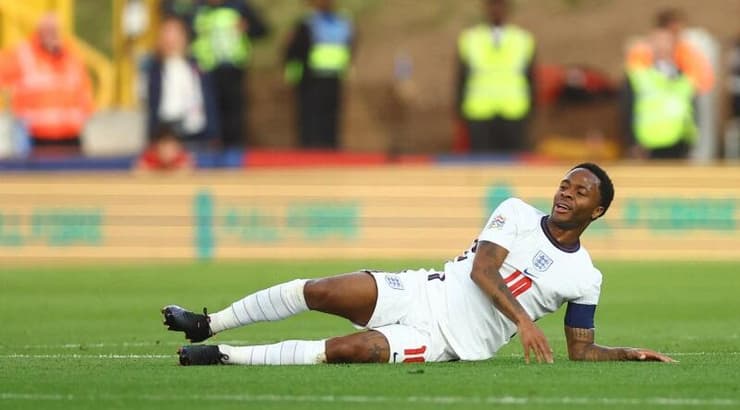 ראחים סטרלינג על הדשא