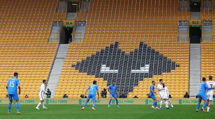 שחקני נבחרת אנגליה ואיטליה על רקע היציעים הריקים