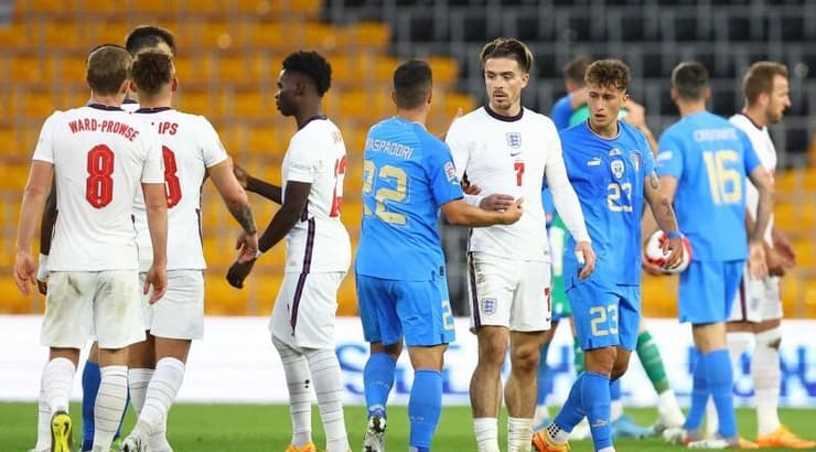 שחקני נבחרת אנגליה ואיטליה בסיום