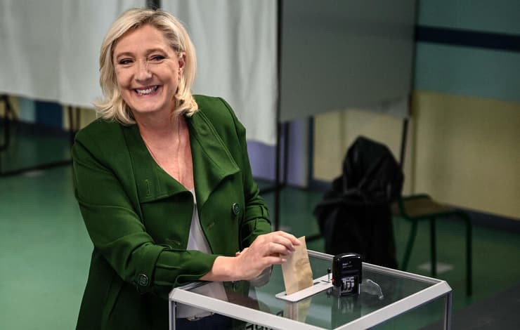 מנהיגת הימין הקיצוני מרין לה פן מצביעה בקלפי בצפון צרפת סבב ראשון ב בחירות ל פרלמנט  