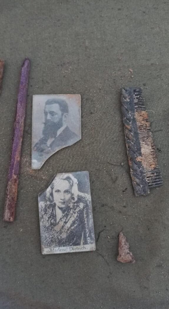 תמונה של הרצל שנמצאה בקבר, לצד תמונה של השחקנית הידועה מרלן דיטריך
