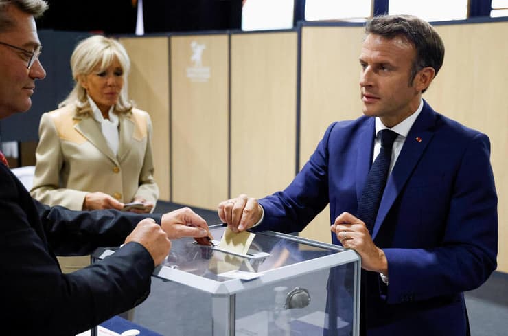 נשיא צרפת עמנואל מקרון מצביע ב קלפי טוקה בצפון המדינה סבב ראשון ב בחירות ל פרלמנט