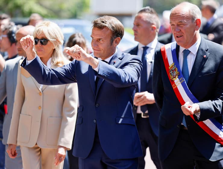 נשיא צרפת עמנואל מקרון עם תומכיו בקלפי טוקה בצפון המדינה סבב ראשון ב בחירות ל פרלמנט