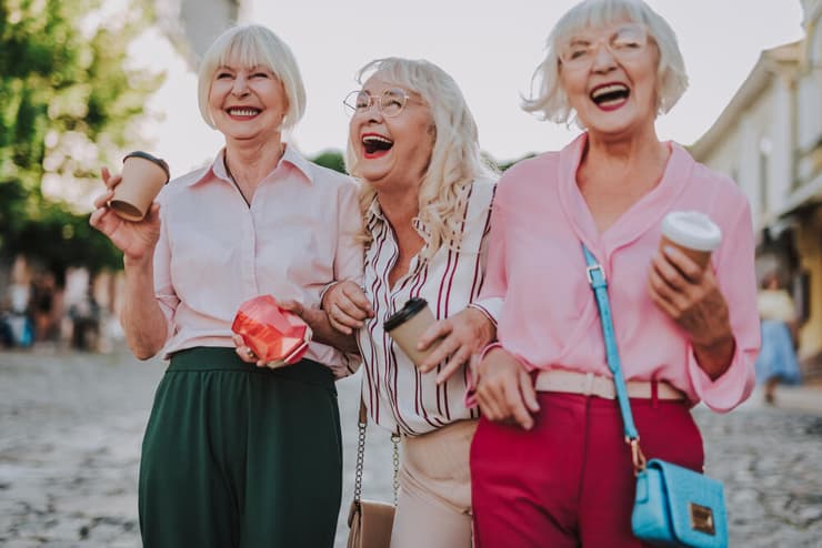 נשים זקנות קשישות חיוך אופטימיות שמחת חיים