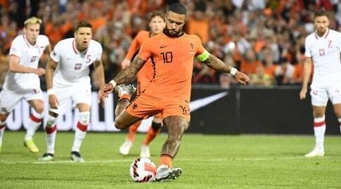 ממפיס דפאי בועט את הפנדל (רויטרס) ממפיס דפאי בועט את הפנדל