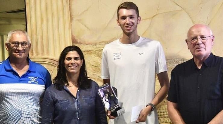 יונתן קפיטולניק עם פרס הספורטאי הצעיר של השנה