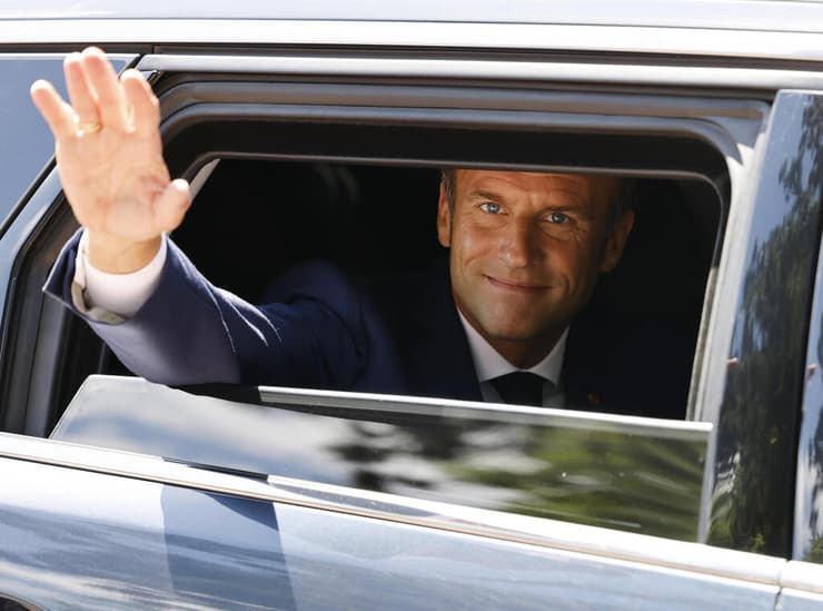 נשיא צרפת עמנואל מקרון אחרי שהצביע בקלפי ב טוקה בצפון המדינה סבב ראשון ב בחירות ל פרלמנט ב צרפת