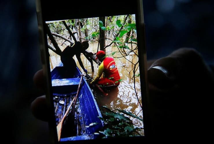 ברזיל נעדרים אמזונס דום פיליפס ברונו פריירה כבאי מחזיק טלפון עם תמונה של רגע גילוי ה תרמיל של פיליפס