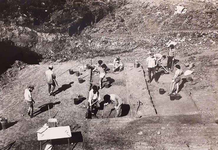 החפירות הארכיאולוגיות במחצבת עברון בגליל, 1977-1976