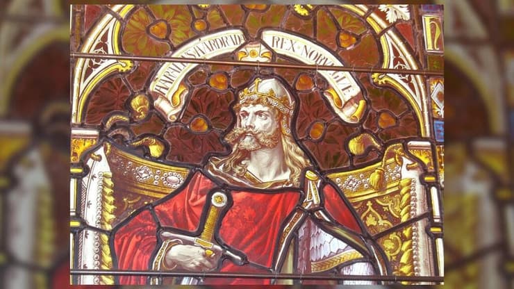 תמונה המציגה את חלון הוויטראז' של הקתדרלה של קירקוול עם תמונתו של המלך האראלד השלישי