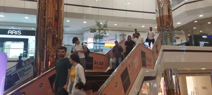 ישראלים לצד תיירים איראניים בקניון גבהיר באיסטנבול