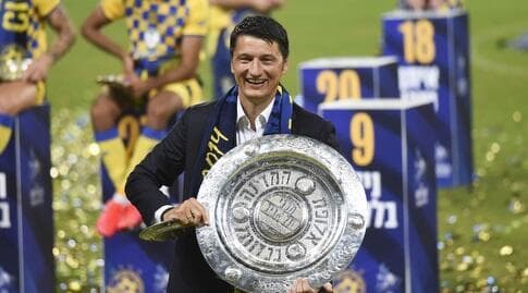 ולדימיר איביץ' חוגג עם צלחת האליפות