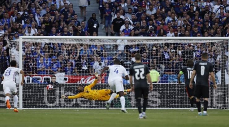 לוקה מודריץ' כובש בפנדל (רויטרס) לוקה מודריץ' כובש בפנדל