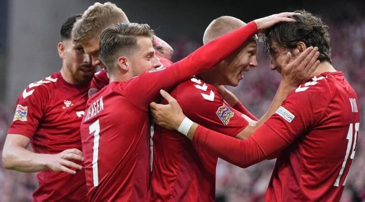 שחקני דנמרק חוגגים עם יונס ווינד (רויטרס) שחקני דנמרק חוגגים עם יונס ווינד