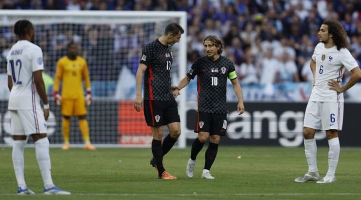 לוקה מודריץ' ואנטה בודימיר חוגגים לצד שחקני צרפת המאוכזבים (רויטרס) לוקה מודריץ' ואנטה בודימיר חוגגים לצד שחקני צרפת המאוכזבים