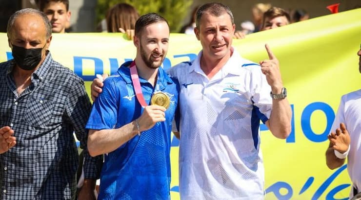 ארטיום דולגופיאט ומאמנו אלכס וייסבורג (איציק בלניצקי) ארטיום דולגופיאט ומאמנו אלכס וייסבורג