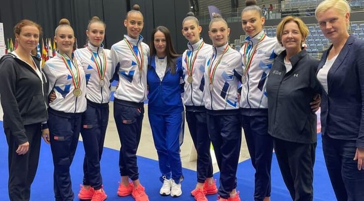 נבחרת ההתעמלות האומנותית עם איילת זוסמן (באדיבות איגוד ההתעמלות בישראל) נבחרת ההתעמלות האומנותית עם איילת זוסמן