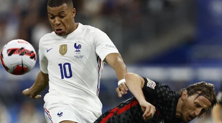 לוקה מודריץ' וקיליאן אמבפה במשחק (רויטרס) לוקה מודריץ' וקיליאן אמבפה במשחק