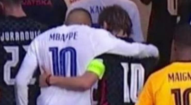 לוקה מודריץ' מחובק עם קיליאן אמבפה (צילום מסך) לוקה מודריץ' מחובק עם קיליאן אמבפה