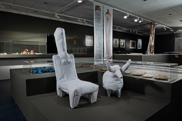 כיסא בהשראת הצלמית העתיקה "אשדודה" 