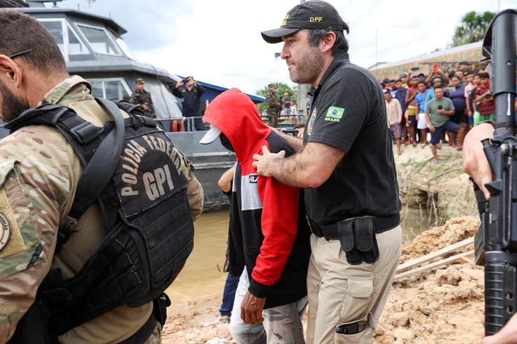 שוטרים מלווים חשוד בנהר האמזונס