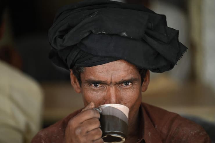 אנשים שותים תה ב איסלמבאד פקיסטן