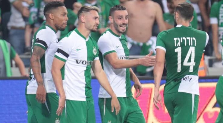 שחקני מכבי חיפה חוגגים עם עומר אצילי