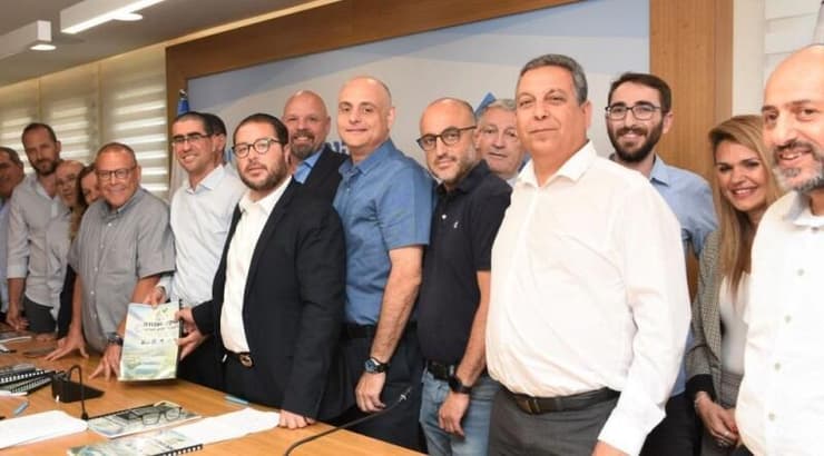 העובדים עם ראשי מכון וינגייט