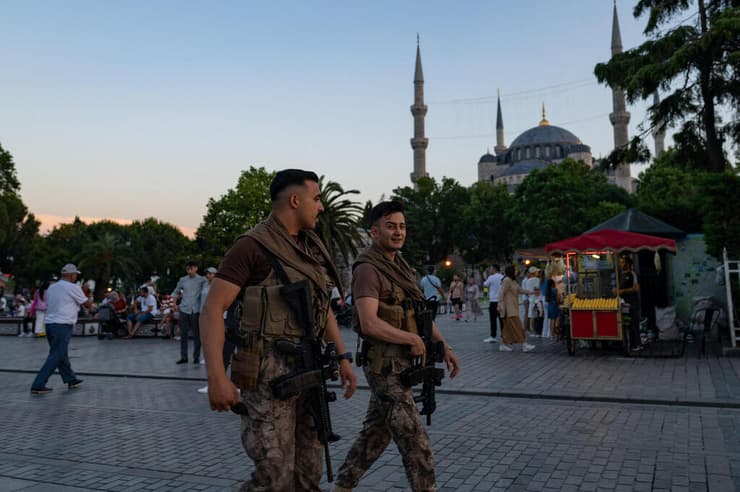 שוטרים טורקים מסיירים ליד המסגד הכחול באיסטנבול