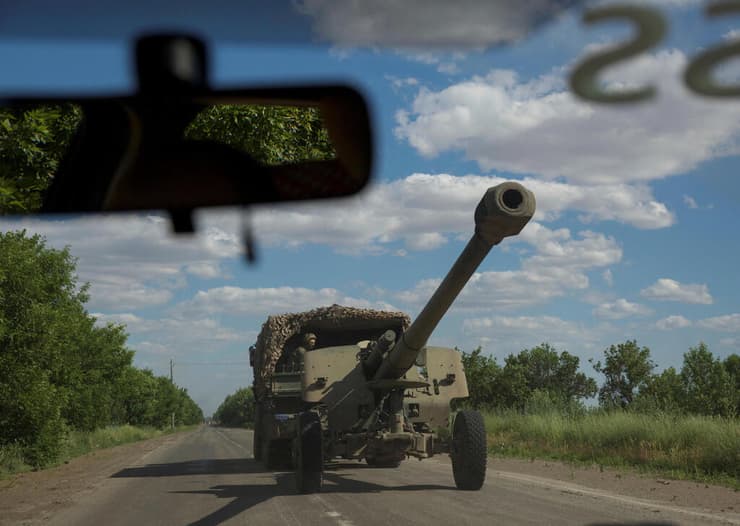 חיילים אוקראינים מסיעים תותח הוביצר על כביש סמוך ל מיקולאייב אוקראינה מלחמה עם רוסיה 15 ביוני