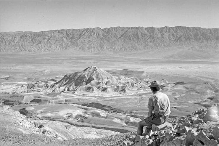 תצפית על הר יוטבתה והרי אדום, 1955