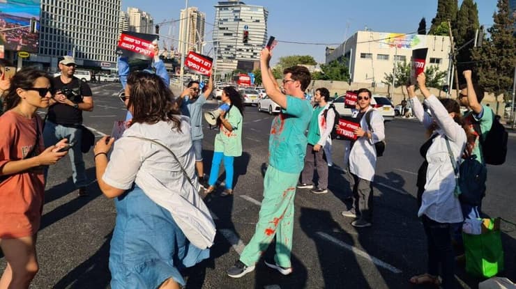 מפגינים בעזריאלי נגד אלימות נגד צוותי רפואה