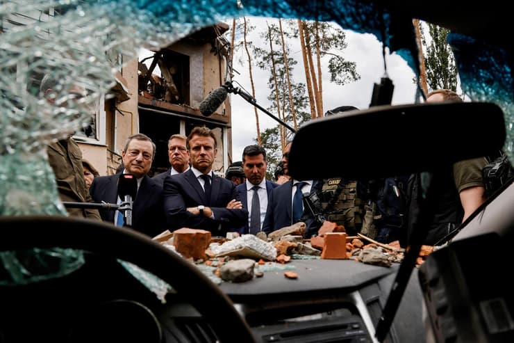נשיא צרפת עמנואל מקרון מבקר ב אירפין ב פרברי קייב ובוחן את נזקי ה מלחמה אוקראינה רוסיה