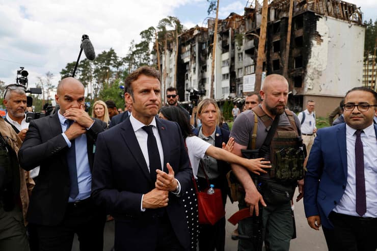 נשיא צרפת עמנואל מקרון מבקר ב אירפין ב פרברי קייב ובוחן את נזקי ה מלחמה אוקראינה רוסיה