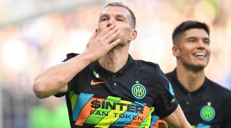 אדין דז'קו חוגג. יגיע למועדון שאהד? (רויטרס) אדין דז'קו חוגג. יגיע למועדון שאהד?