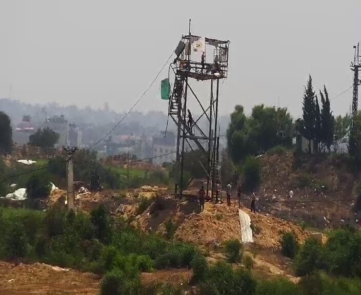 שעות לאחר שצה"ל הפציץ עמדת חמאס החלו העבודות לשיקומה