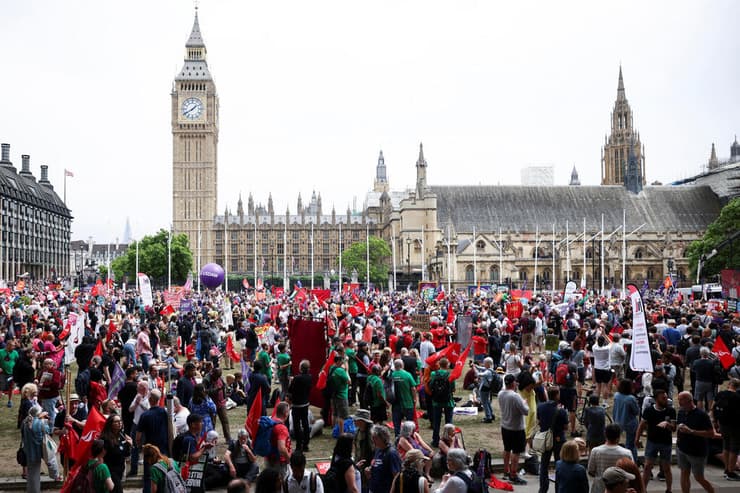 בריטניה לונדון מפגינים נגד יוקר המחיה