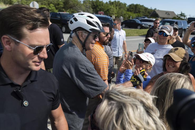 נשיא ארה"ב ג'ו ביידן נפל מ אופניים רכיבה ב רהובוט ביץ'