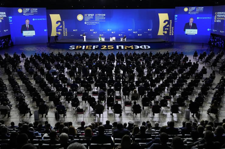 נשיא רוסיה ולדימיר פוטין כינוס כלכלי עולמי סנט פטרסבורג על רקע המלחמה ב אוקראינה משתתפים צופים ב נאומו