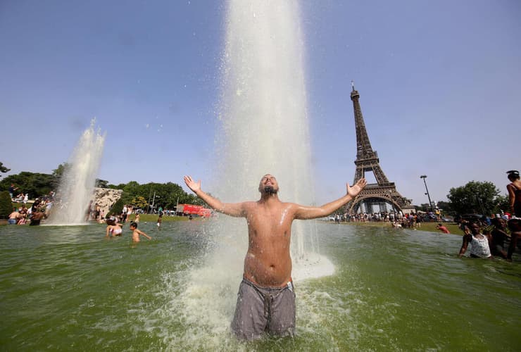 אירופה גל חום מוקדם צרפת מתקררים ב מזרקה ב פריז