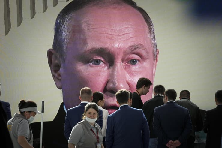 נשיא רוסיה ולדימיר פוטין כינוס כלכלי עולמי סנט פטרסבורג על רקע המלחמה ב אוקראינה משתתפים צופים ב נאומו