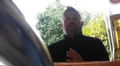 ריצ'רד ארנולד משיב לאוהדים בפאב (צילום מסך) ריצ'רד ארנולד משיב לאוהדים בפאב