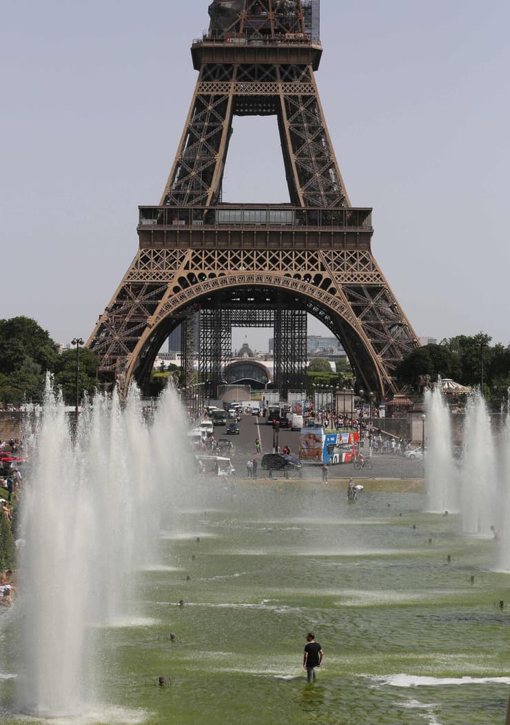 אירופה גל חום מוקדם צרפת מתקררים ב מזרקה ב פריז