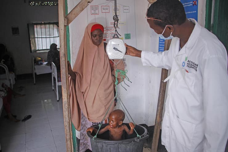 סומליה רעב משבר מזון מרכז לטיפול ב תת תזונה מוגדישו אוליוואו חסן סאלאד והבן שלה עלי עוסמאן